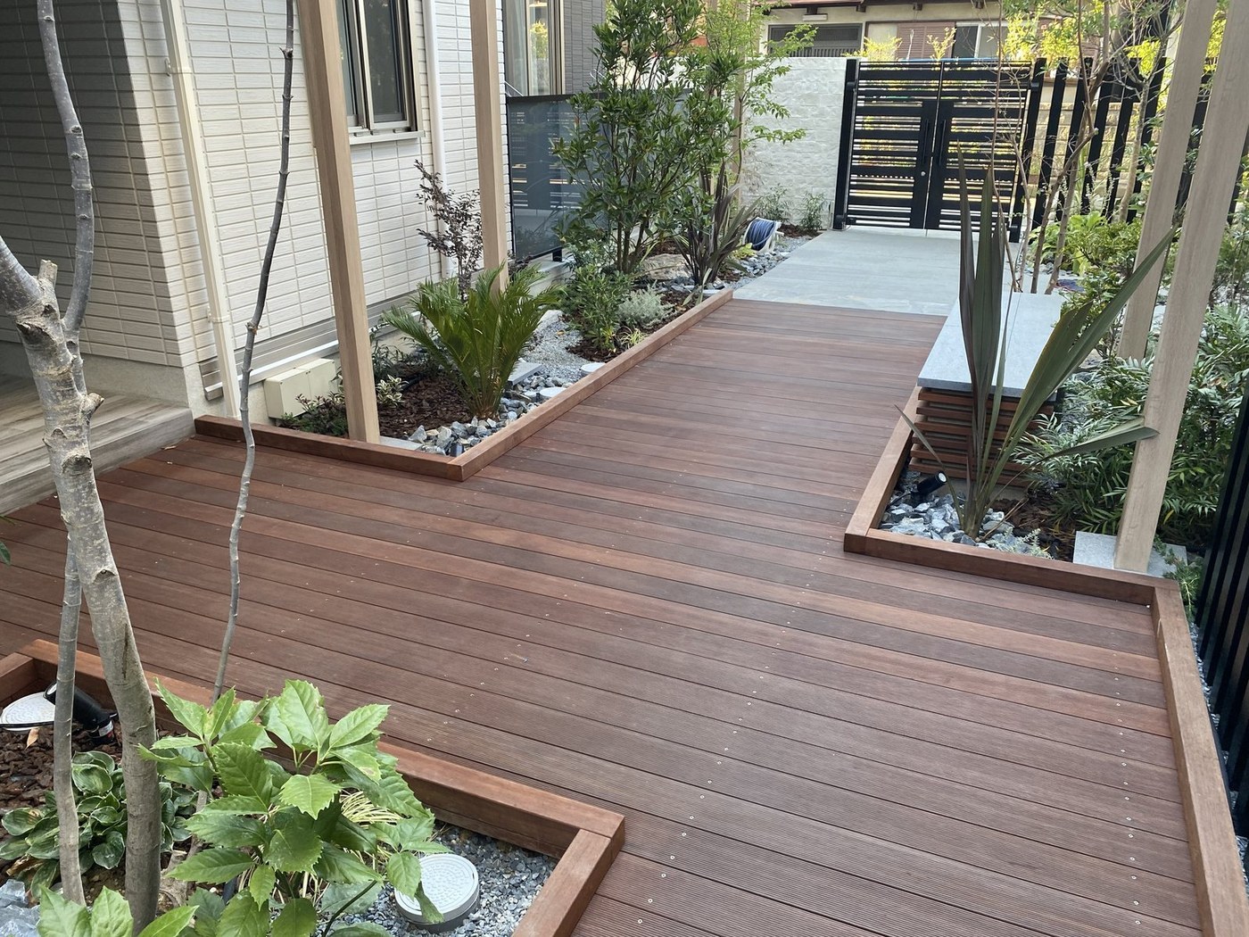 植栽とつながる住宅用ウリンデッキ